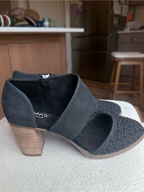 TOMS Black Leather/Synthetic Ankle Strap Side Zip Closed Toe Block Heels US 8